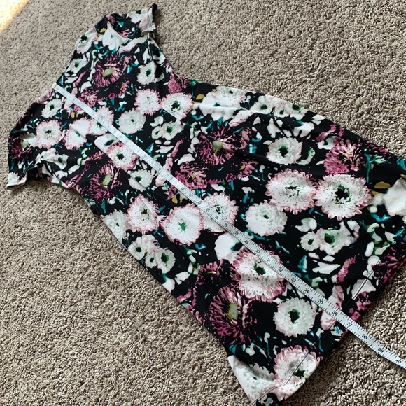 BCBG MaxAzria Short Sleeve V Neck Trim Detail Office Floral Event Dress - Picture 14 of 14